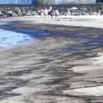El vertido tiñe de negro la playa de Algeciras