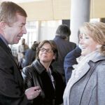Esperanza Aguirre saluda al embajador israelí, Raphael Schutz
