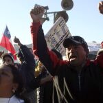 Familiares de los mineros atrapados celebran las noticias que indican que siguen con vivda tras 17 días atrapados