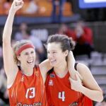 AMAYA VALDEMORO y LAURA NICHOLLS celebran el título de campeonas de la Copa de la Reina con el Rivas Ecópolis