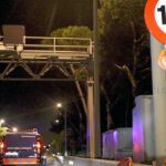 Los operarios sustituyeron ayer las señales fijas del límite de velocidad de 80 kilómetros por hora