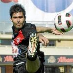 DAVID AGANZO disputa un balón en el partido ante el Granada en el Nuevo Los Cármenes