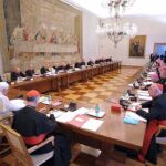 Imagen facilitada por el departamento de prensa del Vaticano que muestra al Papa Benedicto XVI , (i), durante el encuentro mantenido con representantes de la Conferencia Episcopal Irlandesas (15/2/2010)