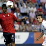 Roversio cabecea en presencia del sevillista Manu del Moral