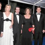 De izquierda a derecha, José Crehueras y su esposa, Columna Martí; José María Aznar y Ana Botella, y Roberto Pombo