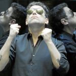 Andrés Calamaro de cara y de perfil por dos.