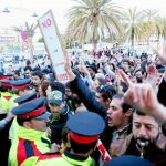 Varios manifestantes protestaron anteayer ante la visita de Artur Mas al Hospital Joan XXIII de Tarragona