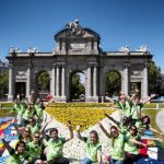Un grupo de voluntarios internacionales posa para el suplemento especial «Generación JMJ» que LA RAZÓN entregó a sus lectores el 16 de agosto. La imagen es reflejo del espíritu de «entendimiento y convivencia» del galardón.