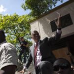 El ganador de las elecciones presidenciales en Haití, Michel Martelly, saluda a sus simpatizantes