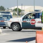 Un coche fúnebre, escoltado por la Guardia Civil, entra en la base de Morón en la mañana de ayer