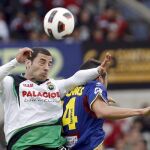 El racinguista Lacen cabecea un balón