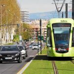 Imagen del tranvía, a su paso por el centro de la ciudad de Murcia