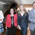 Alicia García, a su llegada a la comisión, acompañada de los procauradores populares Carlos Fernández Carriedo y María Jesús Moro, así como de la presidenta de las Cortes de Castilla y León, María Josefa García Cirac