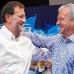 El líder nacional del PP, Mariano Rajoy, saluda de forma afectuosa al presidente de la Comunidad Autónoma de la Región de Murcia, Ramón Luis Valcárcel, en un acto del partido en 2009