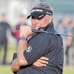 Darren Clarke afrontará hoy la última jornada del Abierto Britanico con un golpe de ventaja sobre el norteamericano Dustin Johnson