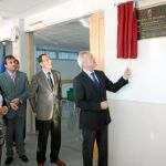 Valcárcel inauguró el nuevo centro, junto al alcalde Cámara (segundo izq.)