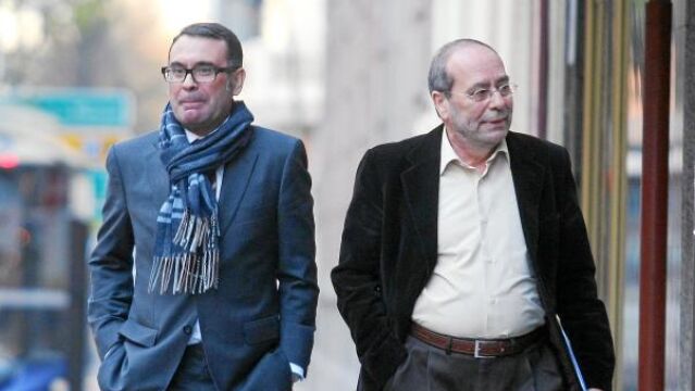 El hijo del concejal del Ayuntamiento que dirige Manuel Robles (dcha.), detenido en Fuenlabrada, es asesor de Urbanismo de José María Fraile (izda.) en Parla