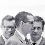 Fotografía de Leopoldo Pomés con David Mackey, Josep Martorell y Oriol Bohigas, los tres creadores del estudio MBM Arquitectes