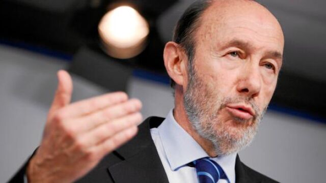 Rubalcaba no apoyará soluciones que cuesten «un solo euro público»