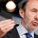 Rubalcaba no apoyará soluciones que cuesten «un solo euro público»