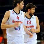Pau Gasol y detrás su hermano Marc durante el Eurobasket de Lituania