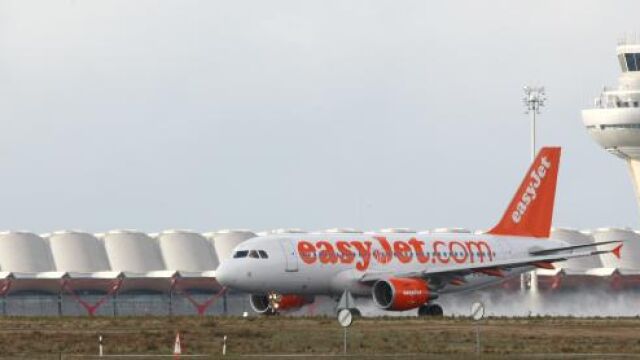 Un avión de la aerolínea easyJet durante un aterrizaje