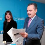 Juan Bueno, junto a María Eugenia Romero, en la sede de los populares