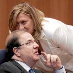 El presidente Herrera escucha a la consejera de Hacienda, Pilar del Olmo, en el transcurso del pleno