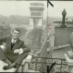 Cary Grant en una foto frente al Arco del triunfo parisino