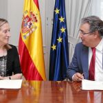 La ministra de Fomento, Ana Pastor, y el alcalde hispalense, Juan Ignacio Zoido, durante el acto de la firma del convenio del pasado jueves en Madrid