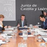 José Antonio de Santiago Juárez, María José Salgueiro e Ignacio Sáez durante el encuentro con representantes del sector judicial en Castilla y León