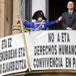 El ex alcalde de San Sebastián, el socialista Odón Elorza, ante la pancarta en enero de 2010
