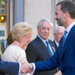 El Príncipe saluda a José Manuel Lara, presidente del Grupo Planeta, junto a su esposa, Consuelo García Píriz, y Doña Letizia a Liz Mohn, viuda del cofundador del Círculo. Vargas Llosa también acudió al homenaje