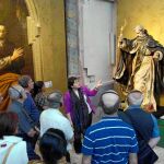 Un grupo de visitantes, durante el fin de semana, en la exposición «Monacatus», en Oña