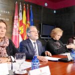 la consejera de Familia, Milagros Marcos, el rector de la UVa, Marcos Sacristán, y la concejala Rosa Hernández, en la presentación del XII Encuentro Intergeneracional Universitario