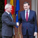 Ramón Luis Valcárcel y Mariano Rajoy en la puerta de La Moncloa, en una imagen de archivo
