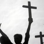 Un cristiano paquistaní, manifestándose con la cruz tras el asesinato de un católico