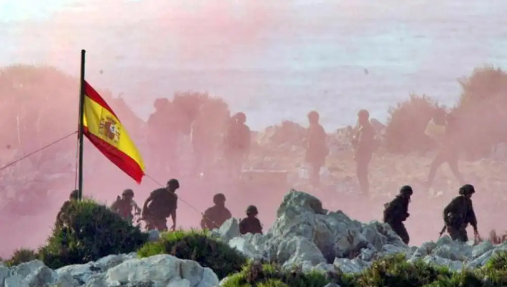 Soldados españoles en la isla Perejil tras la expulsión de los gendarmes marroquíes