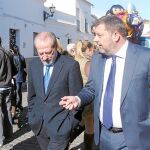 Rodríguez Villalobos, junto al alcalde de El Pedroso tras el acto inaugural