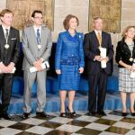 La reina posa con los premiados. Oscar Marín, en Investigación; Carlos Simón, en Medicina; Daniel Peña, en Economía; Sixto Malato, en Medio Ambiente; María José Alonso, en Nuevas Tecnologías; y José J. Chamorro Rebollo, Emprendedor