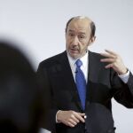 Rubalcaba y Chacón se atribuyen ya la victoria