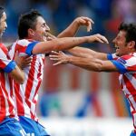 Cristian Rodríguez celebra, con Cisma y Emre, el gol del triunfo del Atlético frente al conjunto checo del Viktoria de Praga