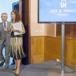 El portavoz de la Junta, Miguel Ángel Vázquez, y la consejera María Jesús Montero, ayer tras la reunión del Consejo de Gobierno