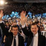 Rajoy y Feijóo en el acto de clausura de la campaña en Vigo