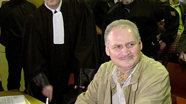 Illich Ramírez Sánchez, «El Chacal», flanqueado por su abogado y un policía en 2000. A la izquierda, cartel de la película «Carlos El Chacal», dirigida por Oliver Assayas. Abajo, Gadafi, patrocinador del terrorismo internacional
