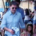 Tom Cruise, junto a Suri, en Disney World