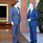 Rajoy tiende la mano pero el PSOE seguirá con su campaña en la calle