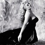 Anita Ekberg en la escena cumbre de «La dolce vita» (1960) de Fellini.