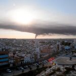 Un incendio en Alcalá cubre la capital con un gran manto negro