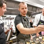 De izda. a dcha., Ricard Camarena, David Muñoz y Rodrigo de la Calle en la cocina de Ars Natura, en Cuenca